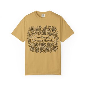 Camiseta de trabajador social, terapeuta, defensa, ayuda profesional, profesional de la salud mental, estampado floral imagen 6