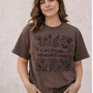 Camiseta de trabajador social, terapeuta, defensa, ayuda profesional, profesional de la salud mental, estampado floral imagen 2