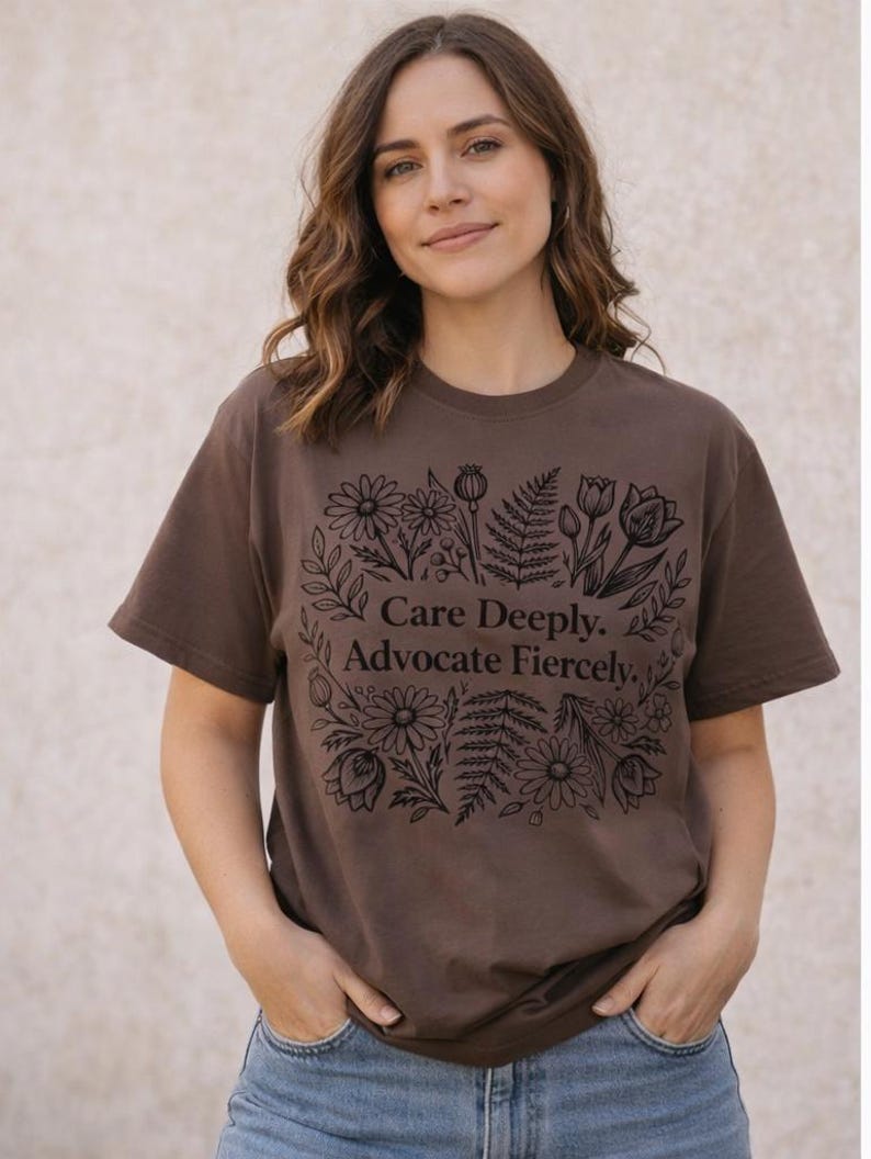 Camiseta de trabajador social, terapeuta, defensa, ayuda profesional, profesional de la salud mental, estampado floral imagen 2