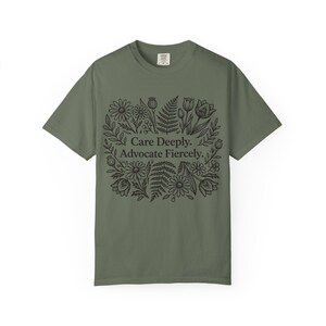 Camiseta de trabajador social, terapeuta, defensa, ayuda profesional, profesional de la salud mental, estampado floral imagen 12
