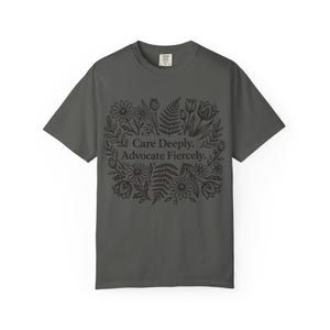Camiseta de trabajador social, terapeuta, defensa, ayuda profesional, profesional de la salud mental, estampado floral imagen 10
