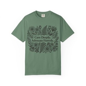 Camiseta de trabajador social, terapeuta, defensa, ayuda profesional, profesional de la salud mental, estampado floral imagen 13