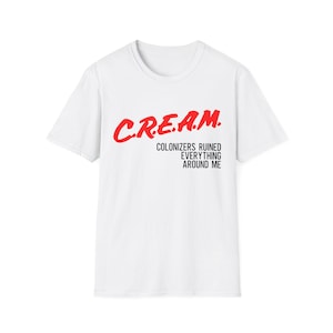 Könnte beinhalten: Weißes T-Shirt mit rotem Text "C.R.E.A.M." und dem Satz "Colonizers Ruined Everything Around Me." Das T-Shirt hat einen Rundhalsausschnitt und kurze Ärmel. Der Text ist in einem fetten, handschriftlichen Stil.