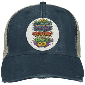 Może przedstawiać: Granatowa czapka typu trucker z efektem postarzenia. Czapka posiada okrągłą naszywkę z napisem "Seek God, Trust God, Love God, Praise God" w kolorowej, stylizowanej czcionce. Czapka ma siatkowy tył i zakrzywiony daszek.