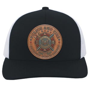 Puede incluir: Una gorra tipo trucker negra y blanca con un parche circular de cuero color canela en la parte frontal. El parche muestra el texto POLICE AND FIRE SACRIFICE HONOR SERVICE y un emblema con un águila central, porras cruzadas y herramientas.