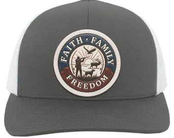 Faith Family Freedom Hunting Hat • Verontruste leren patch mesh achterkant truckerpet • Elandenjager, vogeljacht, Amerikaanse patriot cadeau voor mannen