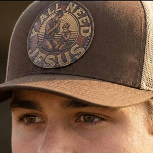 Patch rond en cuir | Père et fils en prière | Écusson d'expressions du sud | Casquette trucker chrétienne