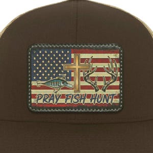 Boné Trucker Pray Fish Hunt | Patch da Bandeira Americana, Presente Cristão