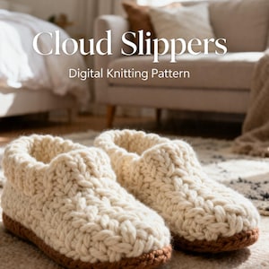 Op de afbeelding: Crèmekleurige gebreide pantoffels met bruine zolen. De pantoffels zijn dik en gezellig, met een chunky breisel. De tekst "Cloud Slippers" en "Digital Knitting Pattern" worden weergegeven.