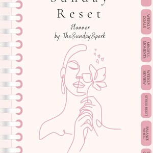 Peut inclure: Un agenda rose intitulé "Sunday Reset" avec le texte "Planner by The Sunday Spark." La couverture présente un dessin au trait d'une femme tenant une fleur. L'agenda comporte des onglets tels que "Weekly Reset" et "Weekly Goals".