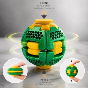 Op de afbeelding: Een bolvormig fidget-speeltje met een groene buitenkant met honingraatpatroon en gele accenten aan de binnenkant. De tekst PRESS TOP & BOTTOM BUTTONS TOGETHER staat boven en onder het object, met pijlen die de indrukkende beweging aangeven.