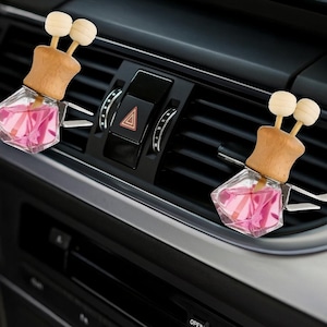 Pu&ograve; includere: Un set di tre tazze in ceramica con finitura opaca e macchiettata. Ogni tazza presenta un colore diverso: azzurro, crema e grigio. Le tazze hanno un design semplice e moderno, per caff&egrave; o t&egrave;.