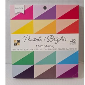 Puede incluir: Un bloc de papel cuadrado con un diseño geométrico colorido. La portada presenta una cuadrícula de colores pastel y brillantes, incluyendo rosa, morado, amarillo y naranja. El texto "Pastels / Brights" y "42 Sheets" son visibles. El bloc mide 15,24 cm x 15,24 cm.