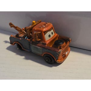 Disney Pixar Tow Mater Diecast 1:55 Marrón Regular Suelto Mattel RUEDA ROTA imagen 1