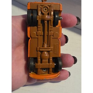 Disney Pixar Tow Mater Diecast 1:55 Marrón Regular Suelto Mattel RUEDA ROTA imagen 6