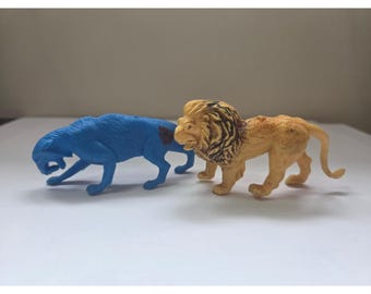 Figuras de león y pantera Britains Deetail, pequeñas, azules y marrones, lote vintage en buen estado.