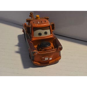 Disney Pixar Tow Mater Diecast 1:55 Marrón Regular Suelto Mattel RUEDA ROTA imagen 2