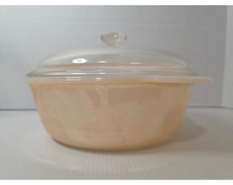 Cazuela Fire-King color melocotón brillante con tapa de cristal transparente, de vidrio opalino vintage.