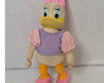 Figura vintage da Margarida da Disney, modelo floculado, brinquedo retrô dos anos 1950, com roupa rosa e roxa.