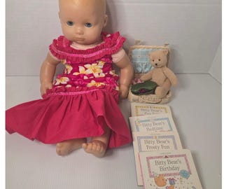 Lote de muñecas American Girl Bitty Baby, cesta, oso, libros, Pleasant Company