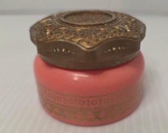 Tarro de polvos rosa vintage con tapa dorada ornamentada, mini caja para joyas de tocador.