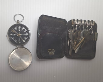 Estojo para chaves e bússola de bolso vintage Buxton Key-Tainer Milano em couro bovino.