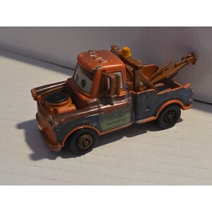 Disney Pixar Tow Mater Diecast 1:55 Marrón Regular Suelto Mattel RUEDA ROTA imagen 3