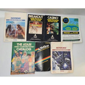 Puede incluir: Una colección de siete manuales de instrucciones y catálogos de videojuegos antiguos de Atari y Activision. El conjunto incluye folletos para Defender, Breakout, Casino, Frogs and Flies, Asteroids, un catálogo de Atari Video Computer System y un catálogo de Activision.