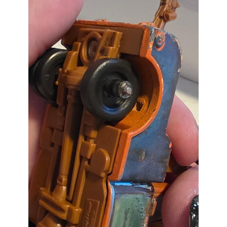 Disney Pixar Tow Mater Diecast 1:55 Marrón Regular Suelto Mattel RUEDA ROTA imagen 7