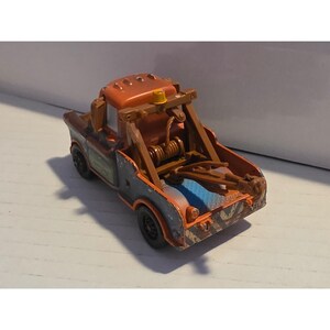 Disney Pixar Tow Mater Diecast 1:55 Marrón Regular Suelto Mattel RUEDA ROTA imagen 4