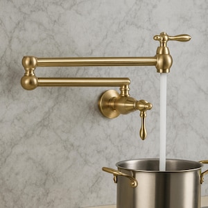 Op de afbeelding: Een messing potvuller kraan met een zwenkarm ontwerp is gemonteerd op een marmerpatroon muur. Water stroomt uit de kraan in een roestvrijstalen pot. De kraan heeft een klassieke, elegante stijl.