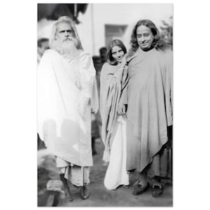 Puede incluir: Fotografía en blanco y negro de tres personas. La persona de la izquierda tiene una larga barba blanca y viste una túnica blanca. Las otras dos personas están juntas, una de ellas con un chal.