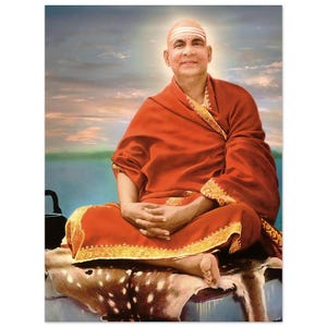 Może przedstawiać: Portret mężczyzny w czerwonej szacie, siedzącego w pozycji medytacyjnej. Mężczyzna ma łysą głowę z białym znakiem na czole. Tło przedstawia niebo z chmurami i zbiornik wodny.