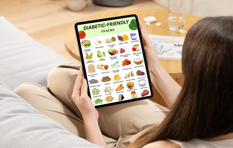 Puede incluir: Una persona sostiene una tableta que muestra una colorida infograf&iacute;a titulada "DIABETIC-FRIENDLY SNACKS". El gr&aacute;fico presenta ilustraciones de varios alimentos, incluyendo frutas, verduras y otras opciones de snacks saludables. La tableta se sostiene en un ambiente relajado.