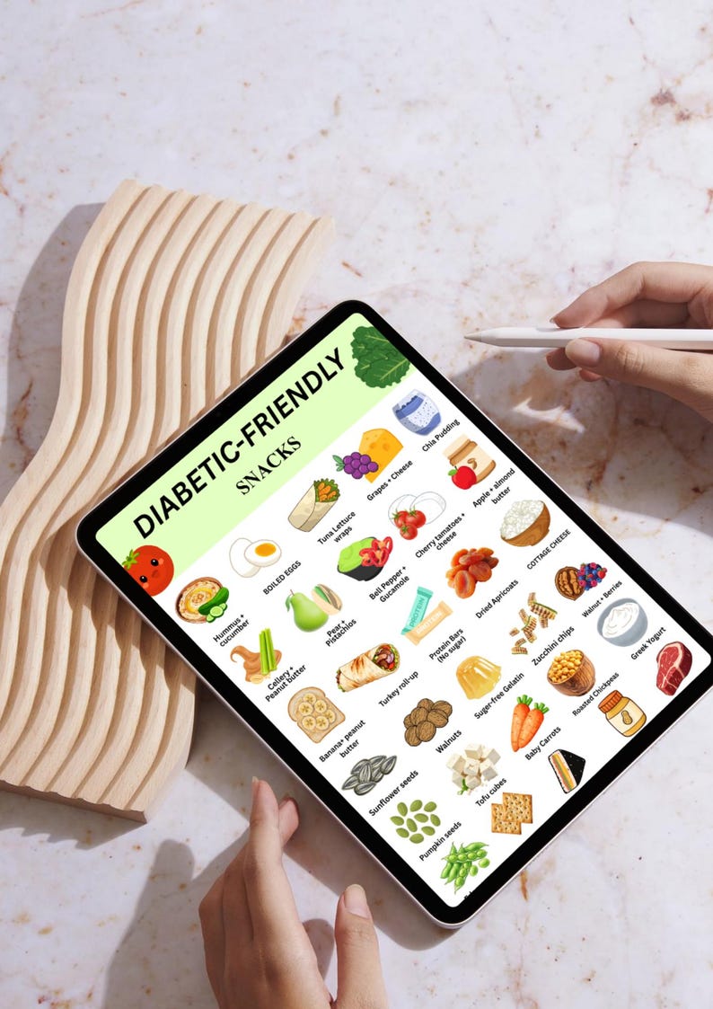 Puede incluir: Una tableta muestra una colorida infograf&iacute;a titulada "SNACKS PARA DIAB&Eacute;TICOS". La imagen presenta ilustraciones de varias opciones de refrigerios, incluidos frutas, verduras y fuentes de prote&iacute;nas. Una mano sostiene un l&aacute;piz &oacute;ptico cerca de la pantalla.