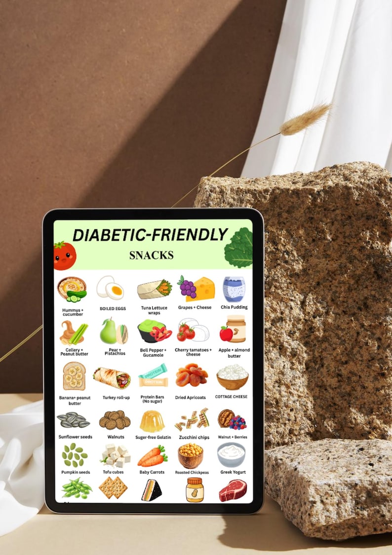Puede incluir: Una tableta muestra una colorida infograf&iacute;a titulada "SNACKS PARA DIAB&Eacute;TICOS". La imagen muestra varias opciones de refrigerios saludables, como hummus, huevos duros, wraps de at&uacute;n, uvas, pud&iacute;n de ch&iacute;a y m&aacute;s. La tableta est&aacute; sobre un fondo neutro.