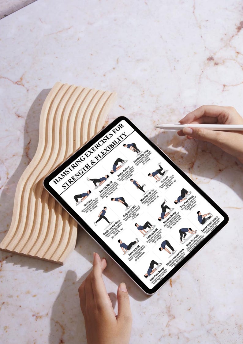 K&ouml;nnte beinhalten: Ein digitales Tablet mit einer &Uuml;bersicht mit dem Titel HAMSTRING EXERCISES FOR STRENGTH & FLEXIBILITY, das vierzehn illustrierte Figuren bei verschiedenen &Uuml;bungen mit beschreibendem Text zeigt, neben einem gewellten Holzst&auml;nder.