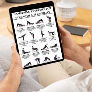 K&ouml;nnte beinhalten: Ein schwarzes Tablet, das eine digitale &Uuml;bersicht mit dem Titel HAMSTRING EXERCISES FOR STRENGTH & FLEXIBILITY anzeigt. Der Bildschirm zeigt mehrere schwarz-wei&szlig;e Illustrationen von Personen bei verschiedenen k&ouml;rperlichen &Uuml;bungen mit Text.