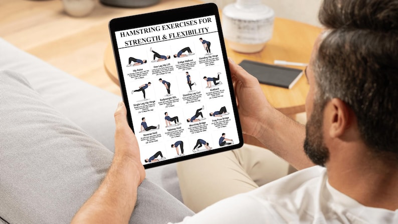 K&ouml;nnte beinhalten: Ein schwarzes Tablet, das eine digitale &Uuml;bersicht mit dem Titel HAMSTRING EXERCISES FOR STRENGTH & FLEXIBILITY anzeigt. Der Bildschirm zeigt mehrere schwarz-wei&szlig;e Illustrationen von Personen bei verschiedenen k&ouml;rperlichen &Uuml;bungen mit Text.