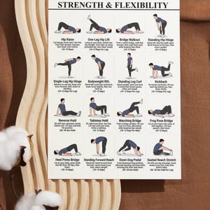 K&ouml;nnte beinhalten: Ein wei&szlig;es &Uuml;bungsposter mit dem Titel HAMSTRING EXERCISES FOR STRENGTH & FLEXIBILITY, das sechzehn illustrierte Figuren zeigt, die verschiedene &Uuml;bungen mit beschreibenden Texten und Wiederholungszahlen f&uuml;r jede Bewegung demonstrieren.