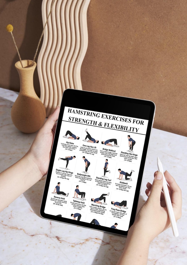 K&ouml;nnte beinhalten: Ein digitales Tablet mit einer &Uuml;bersichtstabelle namens Hamstring Exercises for Strength & Flexibility, die zw&ouml;lf schwarz-wei&szlig;e Illustrationen verschiedener &Uuml;bungen mit beschreibenden Texten und Wiederholungszahlen zeigt.