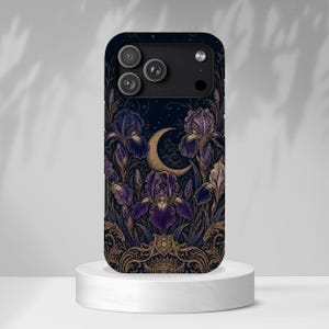 Könnte beinhalten: Eine Smartphone-Hülle mit dunkelblauem Hintergrund, einem goldenen Halbmond und violetten Irisblüten. Das Design zeigt filigrane goldene Ornamente im unteren Bereich sowie kleine goldene Sterne im oberen Teil der Hülle.