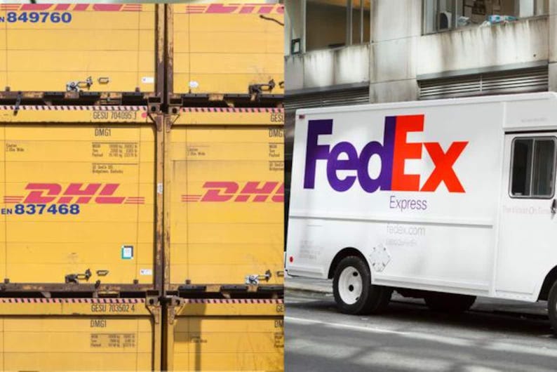K&ouml;nnte beinhalten: Gelbe DHL-Versandcontainer neben einem wei&szlig;en FedEx Express-Lieferwagen gestapelt. Die DHL-Container tragen das DHL-Logo und die Nummer 837468. Der FedEx-LKW hat das FedEx-Logo.