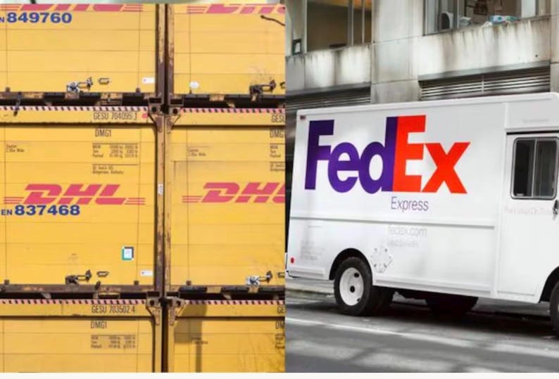 Pode incluir: Uma imagem dividida mostrando cont&ecirc;ineres de transporte DHL amarelos empilhados com logotipos vermelhos e n&uacute;meros de identifica&ccedil;&atilde;o &agrave; esquerda, e um caminh&atilde;o de entrega FedEx Express branco com o logotipo roxo e laranja &agrave; direita.