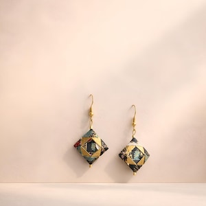 Minimalistiska origamiörhängen – LINE No.01 – Svart och guld Yuzen-papper – Arkitektoniska lättviktssmycken från Berlin