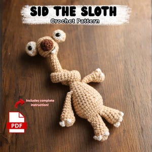 Pode incluir: Um padrão de crochê Sid, o Bicho-Preguiça. A preguiça bege tem olhos grandes, um nariz castanho e detalhes brancos nos pés e nas mãos. O texto "SID THE SLOTH Crochet Pattern" está no topo. A imagem inclui um ícone PDF e o texto "Includes complete instruction!"