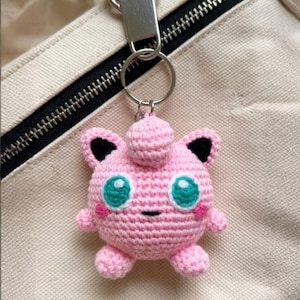 以下が含まれることがあります： 黒い持ち手と「But First, Coffee」のテキストが黒い太字でプリントされた白いセラミックマグカップ。マグカップの高さは約10cmで、約350mlの液体が入ります。朝のコーヒーに最適です。