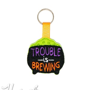 Trouble Brewing portachiavi ricamo Design, Halloween, strega, portachiavi ricamo, ricamo a macchina, ITH, nel telaio, strega ricamo