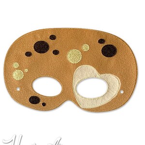 Op de afbeelding: Een bruin viltmasker met een witte hartvorm en bruine vlekken. Het masker heeft ooggaten en is ontworpen voor een kind.