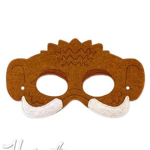 Può includere: Maschera in feltro marrone con zanne in feltro bianco, progettata per assomigliare a un mammut. La maschera ha fori per gli occhi ed è pensata per il gioco dei bambini.